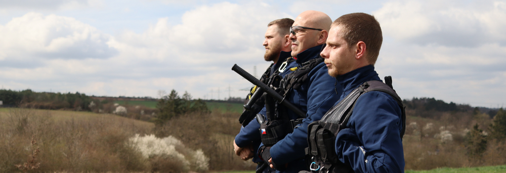 Zástupci mobilní patroly stojící v řadě vedle sebe.