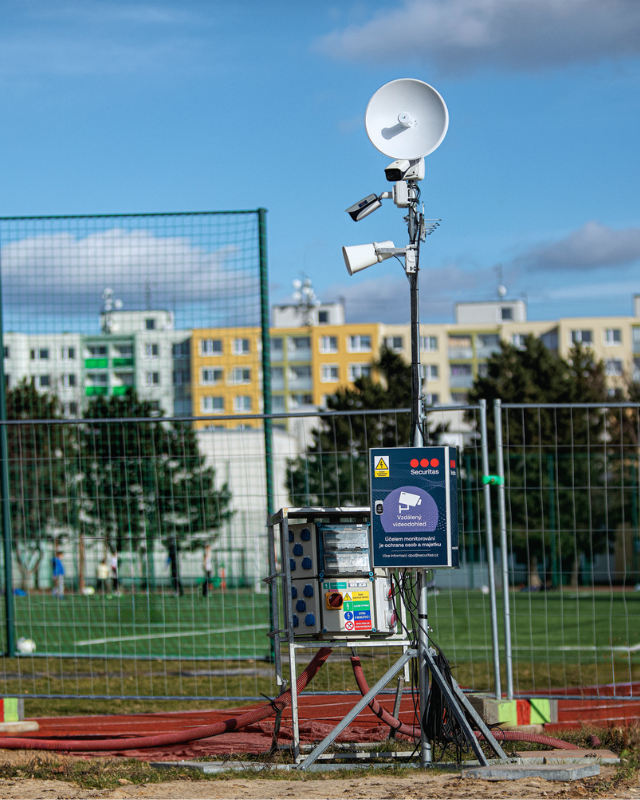 Celé zařízení kamerový systém umístěn na venkovním hřišti