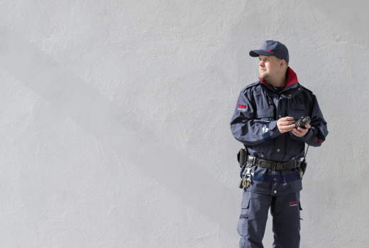 Pracovník Securitas, fyzický ostraha, dohlížející na bezpečnost objektu