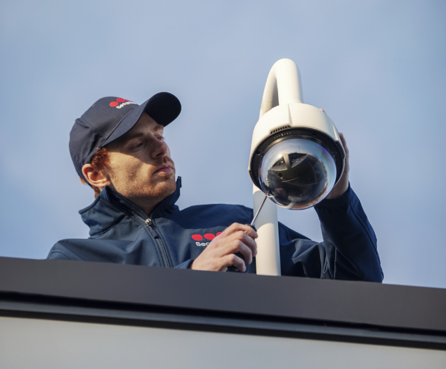 Technik společnosti Securitas instaluje kameru pro zabezpečení periferie společnosti