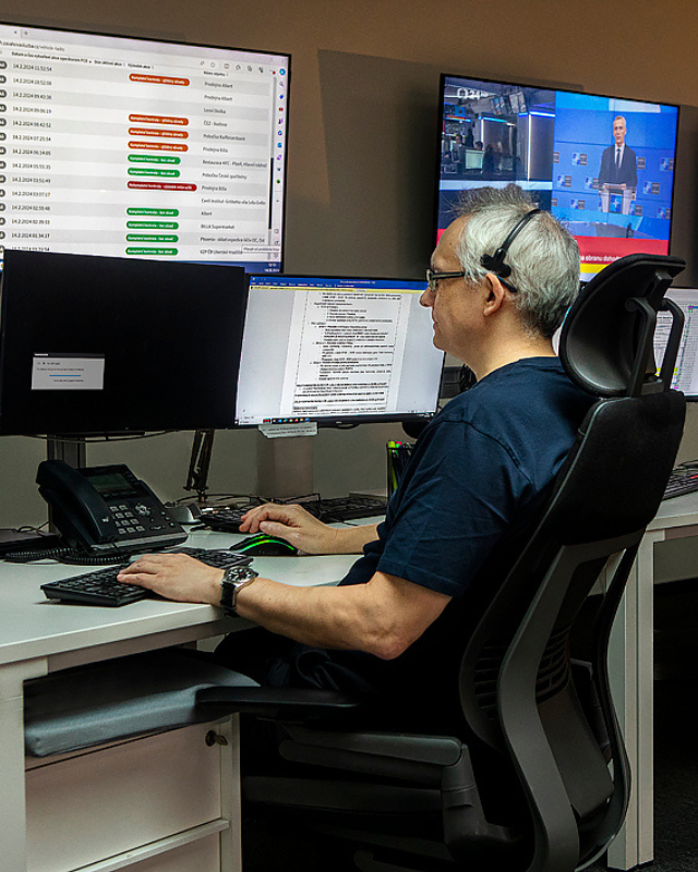 Naše dohledové centrum nepřetržitě monitoruje objekty, které mají instalovaný zabezpečovací systém (PZTS), kamerový systém nebo využívají tísňové tlačítko. Nepřetržitý dohled a okamžitá reakce operátorů minimalizují rizika a zajišťují rychlé řešení incidentů. Spolehněte se na profesionální ochranu od lídra v bezpečnostních službách.