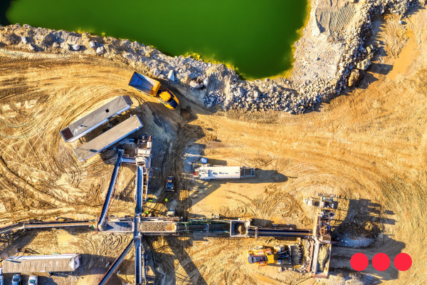 Pro stavební firmy, které potřebují sledovat různé části staveniště, které se mění v závislosti na fázi projektu. Mobilní video dohledové systémy lze snadno přemístit, aby odpovídaly aktuálním potřebám zabezpečení a sledování.