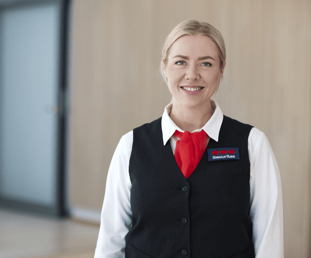 Technik společnosti Securitas instaluje kameru pro zabezpečení periferie společnosti